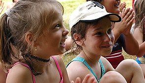 Kinder und Jugendliche - Das Bild zeigt zwei junge Mädchen im Grundschulalter