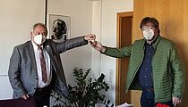 Schlüsselübergabe - Das Bild zeigt Siegfried Depold und Bernhard Feuerecker bei der symbolischen Schlüsselübergabe.
