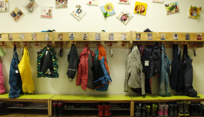 AWO Kindertagesstätte Little Ducks - Das Bild zeigt die Garderobe der AWO Kindertagesstätte Little Ducks