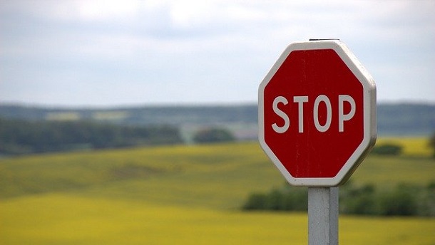 STOP -Das Bild zeigt ein Stopschild.